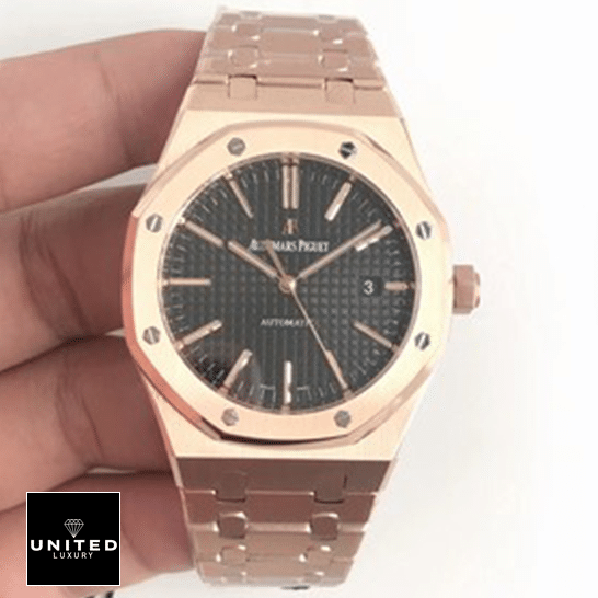 Audemars Piguet Royal Oak Black Dial 15400OR.OO_.1220OR.01 Replica on the hand