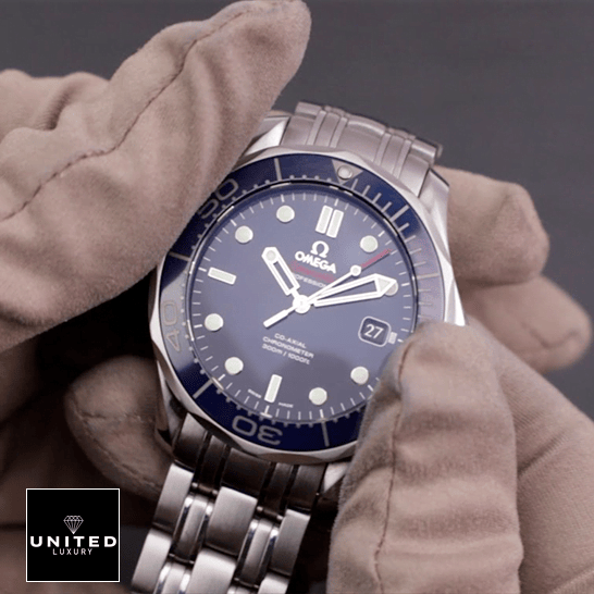 Omega Seamaster Blue Dial Stainless Steel Bracelet Replica on the glove hand