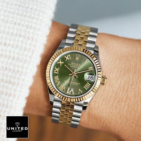 Rolex Datejust Roman Green Dial Replica on the women wrist
