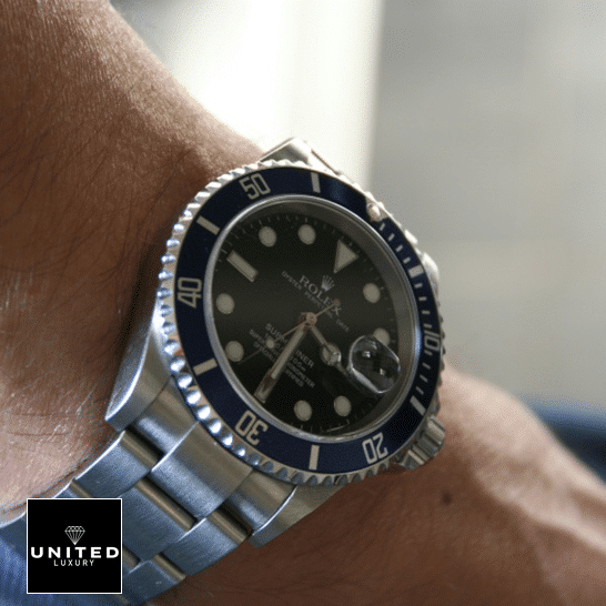Rolex Submariner Date 16610 S.Steel Oyster Bracelet Black Dial Replica on his arm