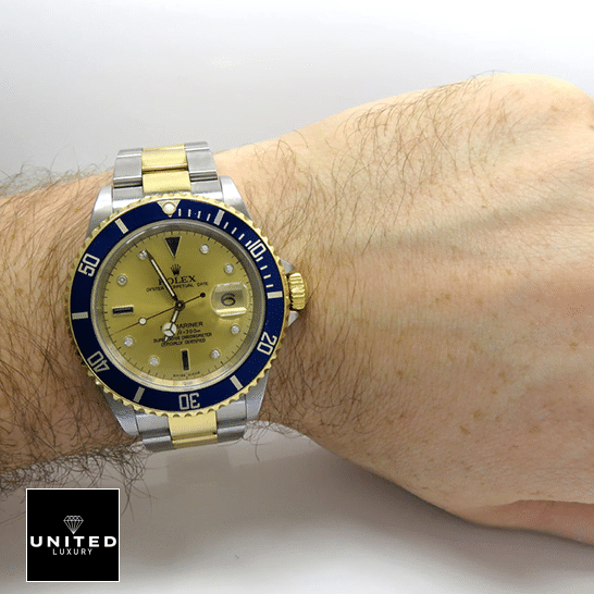 Rolex Submariner 16613 Yellow Gold Dial Blue Bezel Replica on his arm
